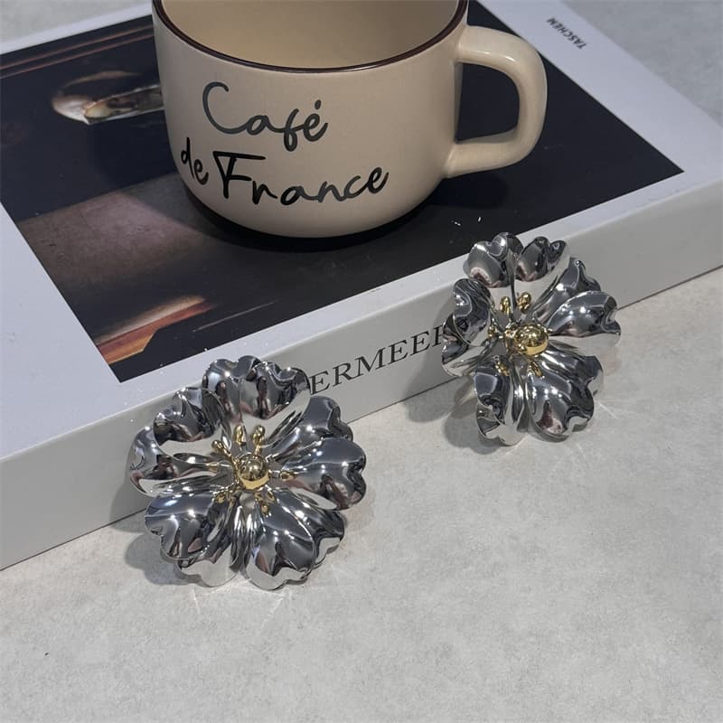 Aretes llamativos de flor grande