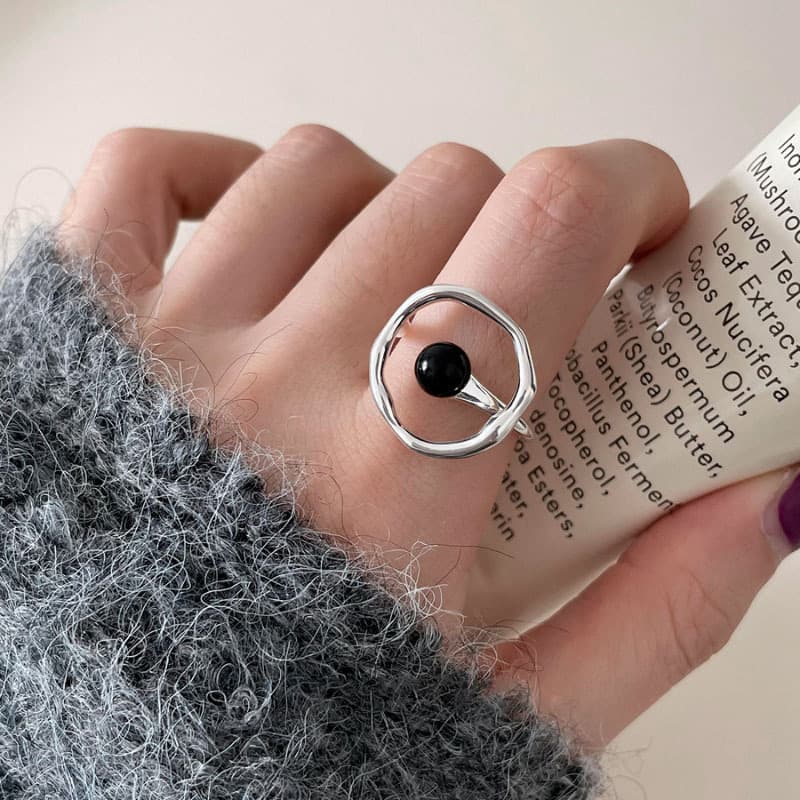 Anillo de ágata negra versátil para mujer