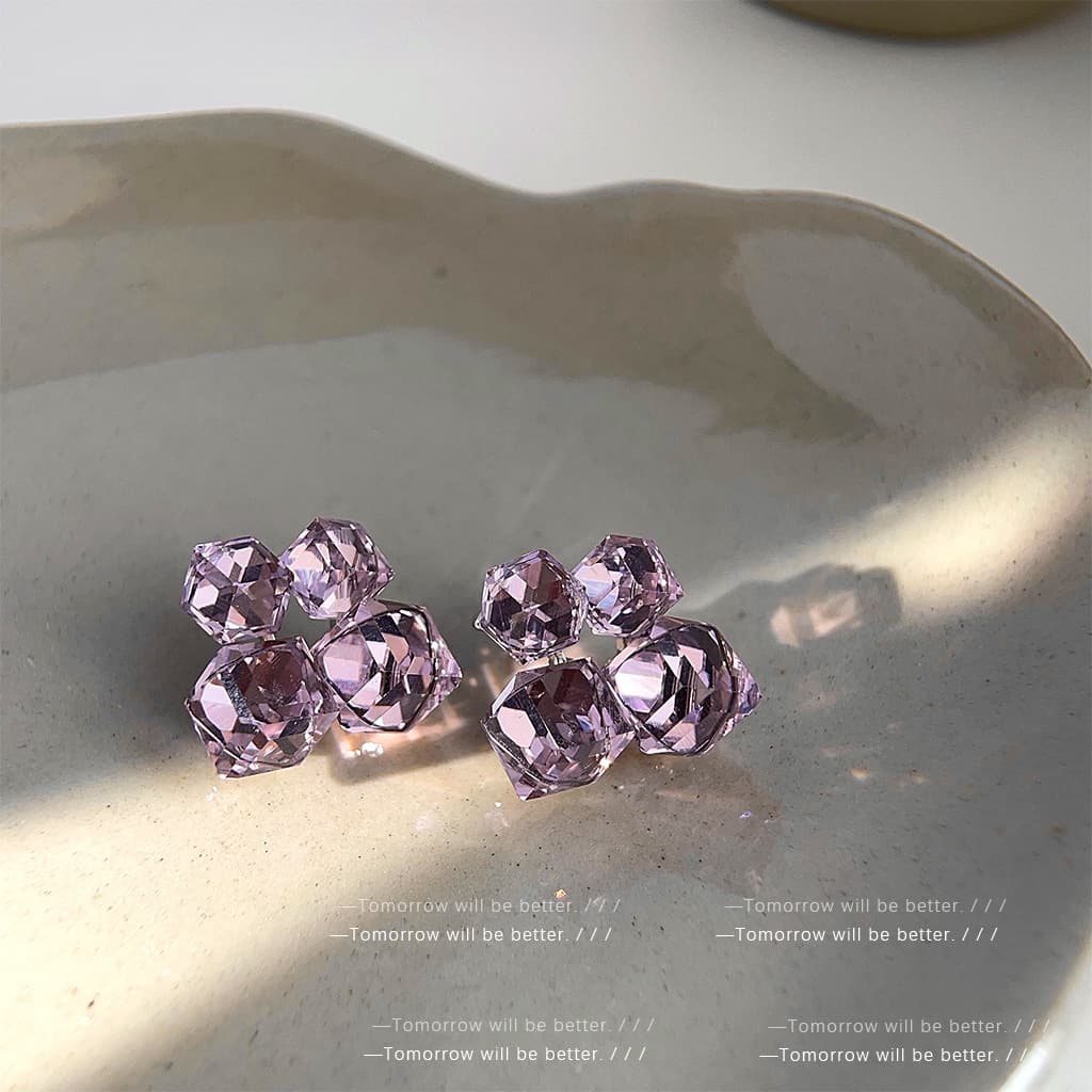 Aretes de cristal con patrón geométrico en púrpura