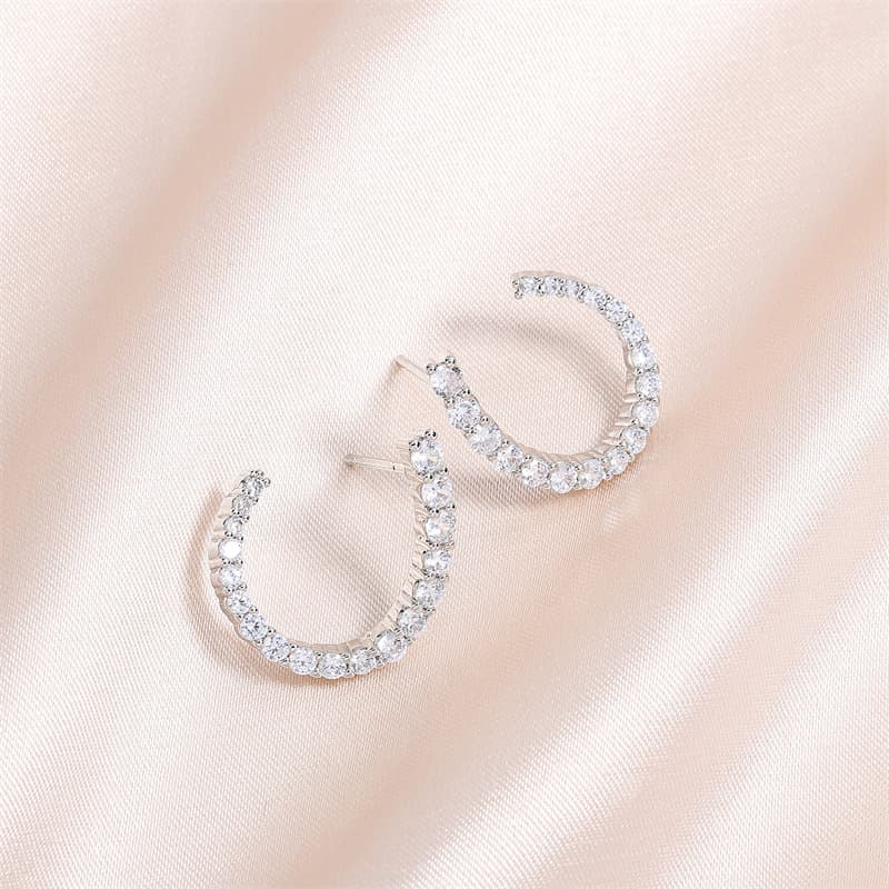 Aretes de clavo en forma de C con zirconia