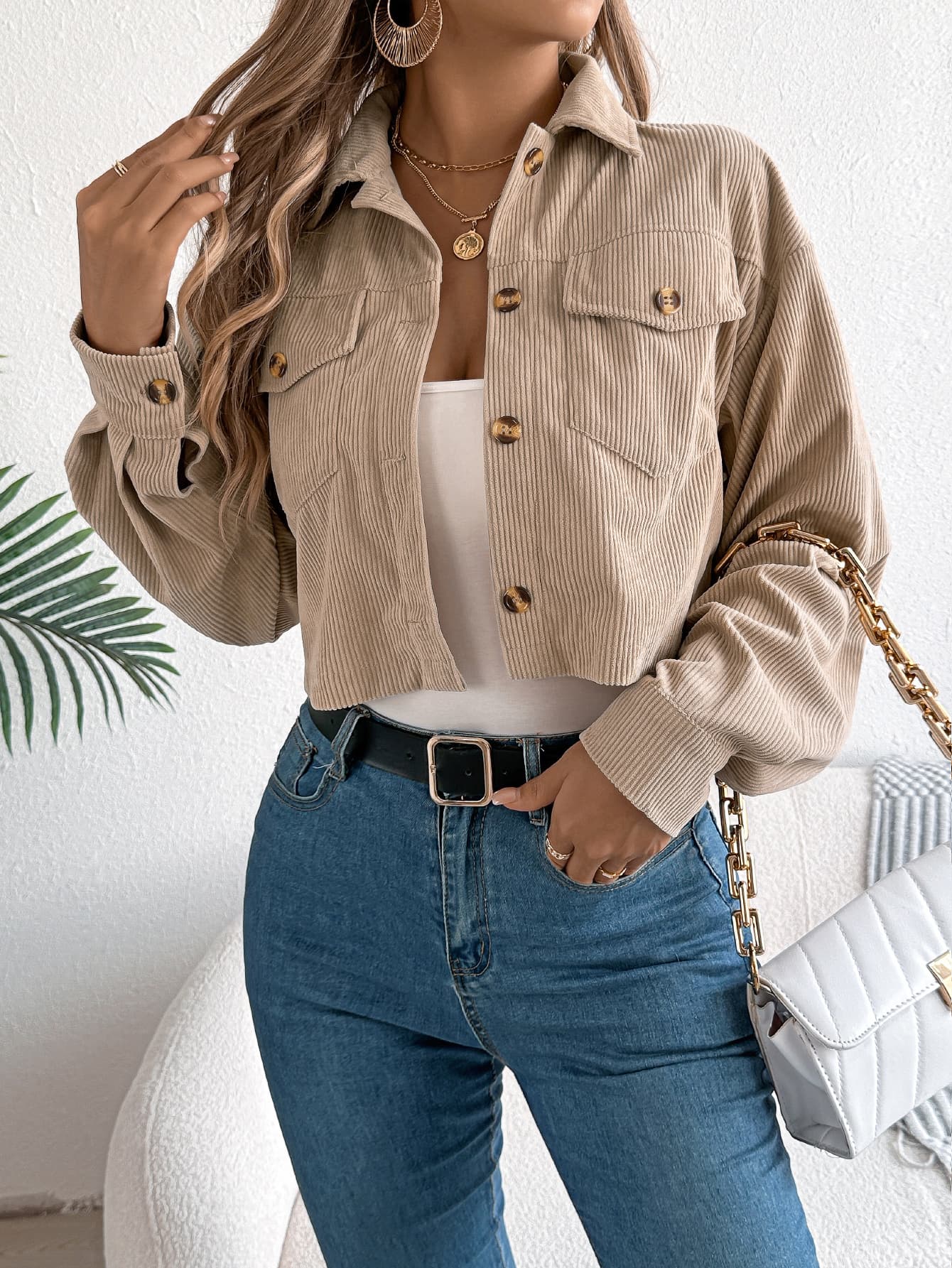 Chaqueta corta de pana con bolsillos para mujer
