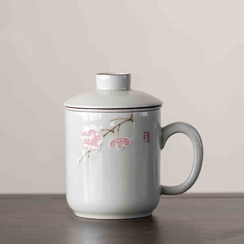 Taza de cerámica pintada a mano con motivo de ciruela