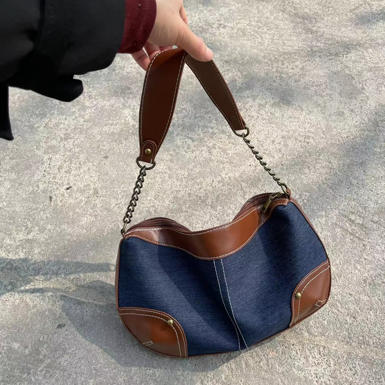 Bolsa sobaquera de mezclilla estilo dumpling