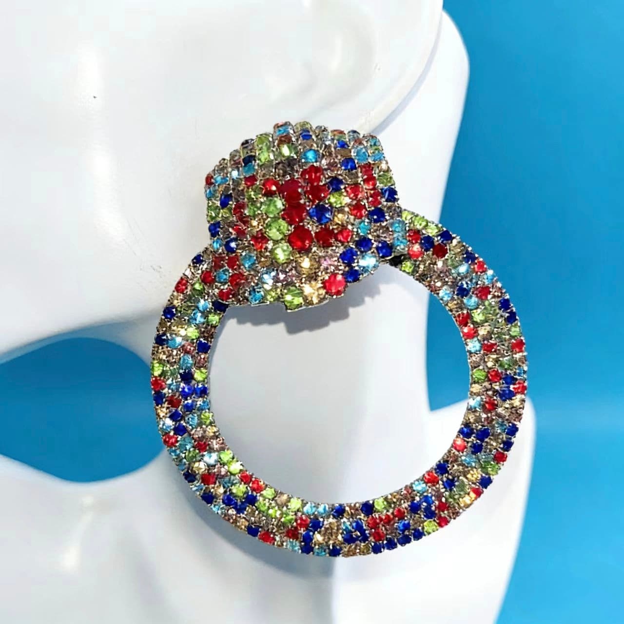 Aretes de aro grandes pavimentados con cristales