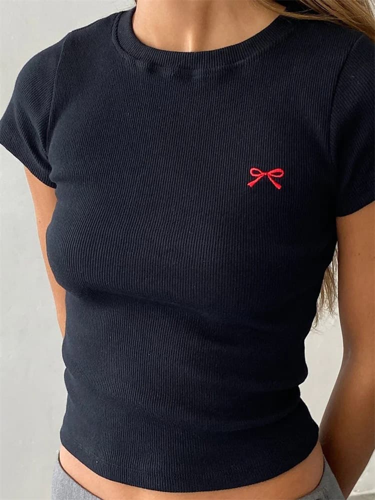 Polera cuello redondo manga corta con bordado mariposa
