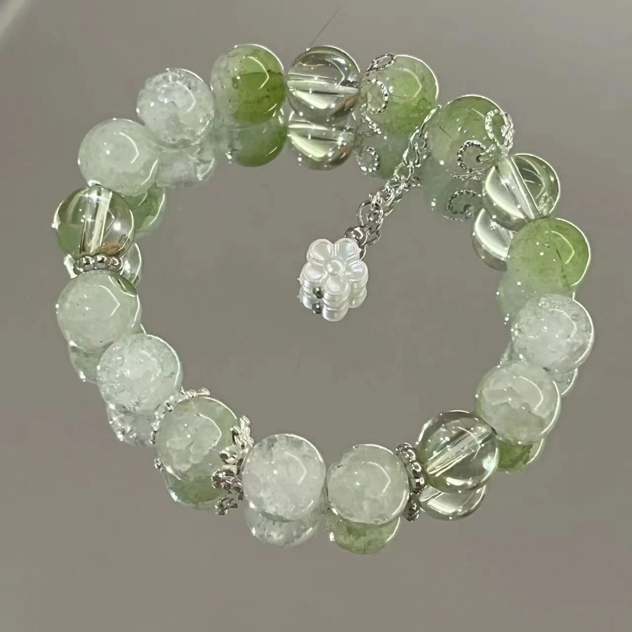Pulsera de vidrio verde con flor