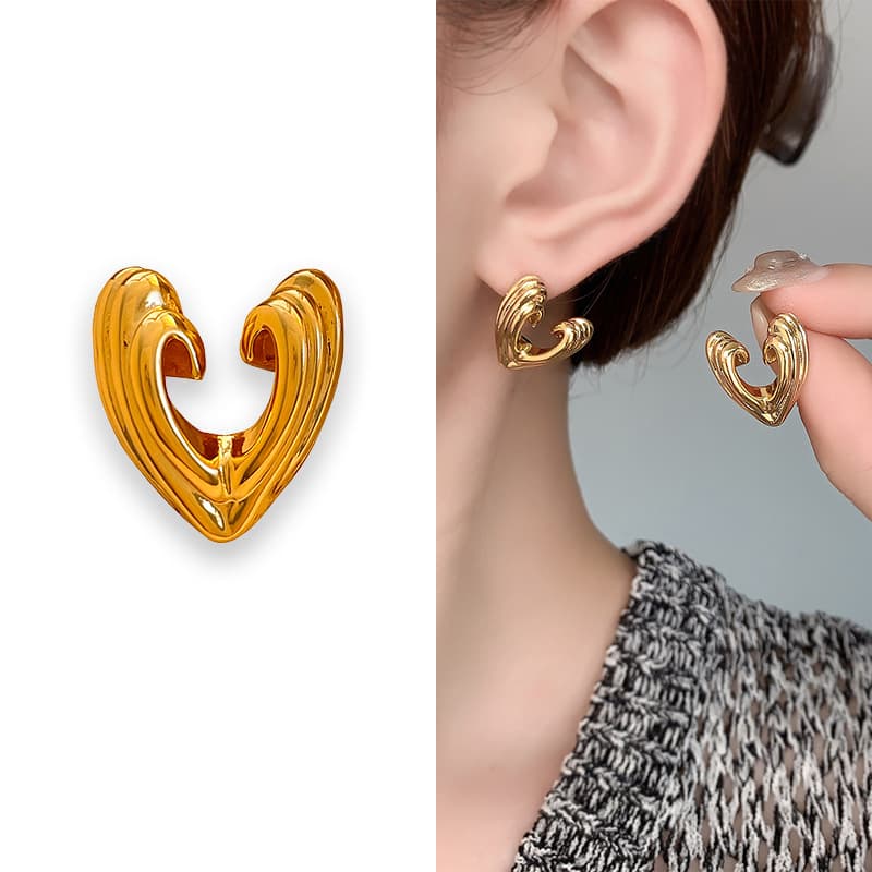 Aretes con corazón texturado tridimensional