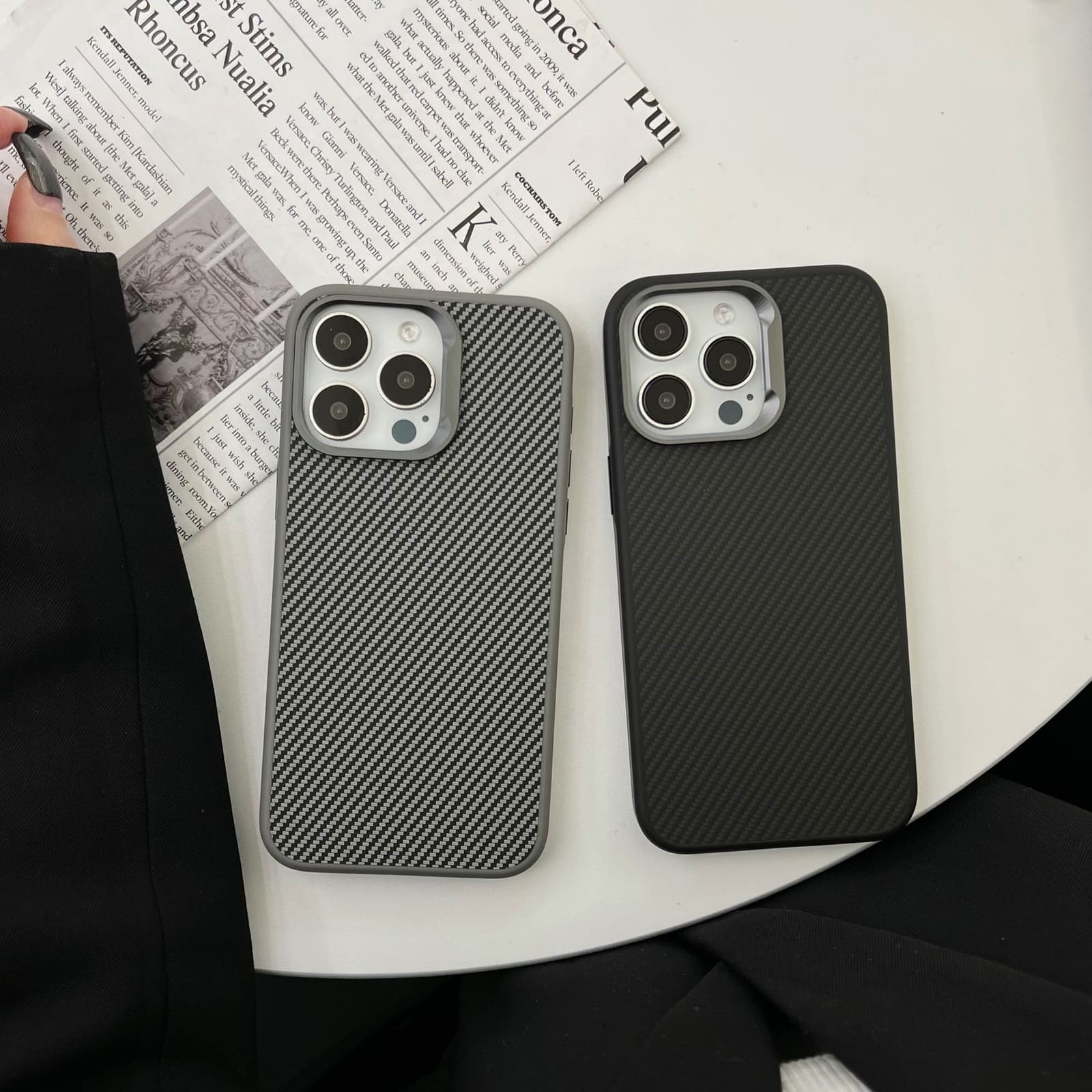 Funda con textura carbono y soporte magnético para iPhone