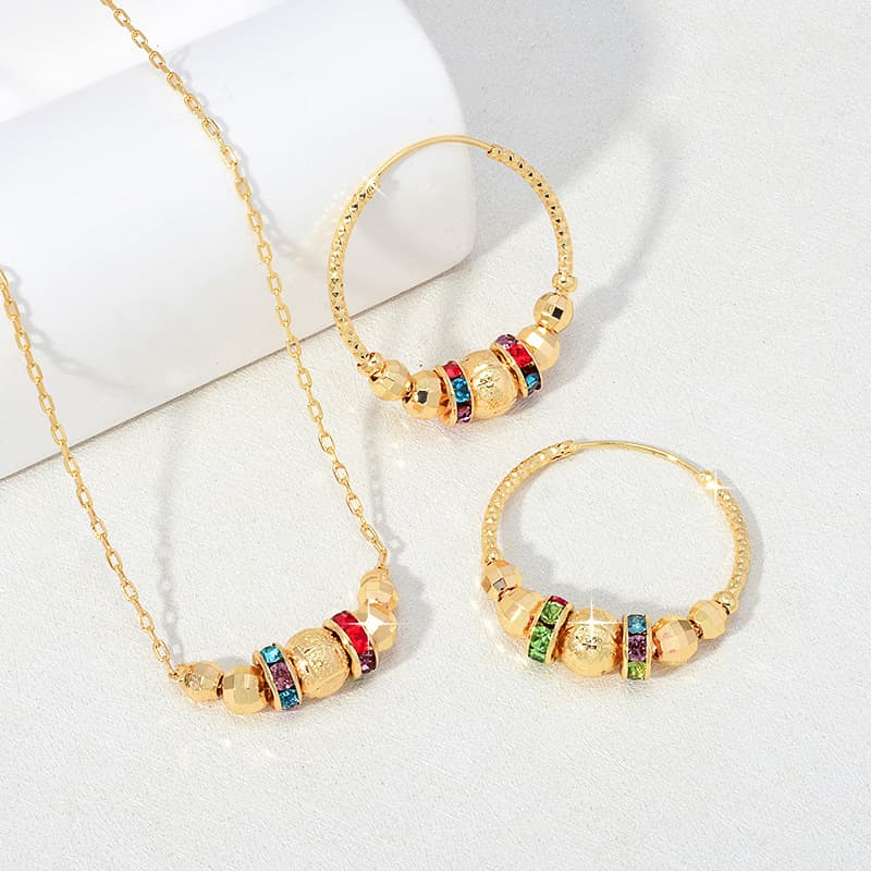 Collar y aretes con perlas de colores no decolorables