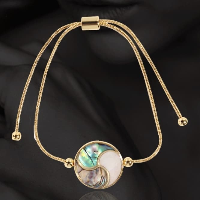 Pulsera con concha de colores estilo minimalista