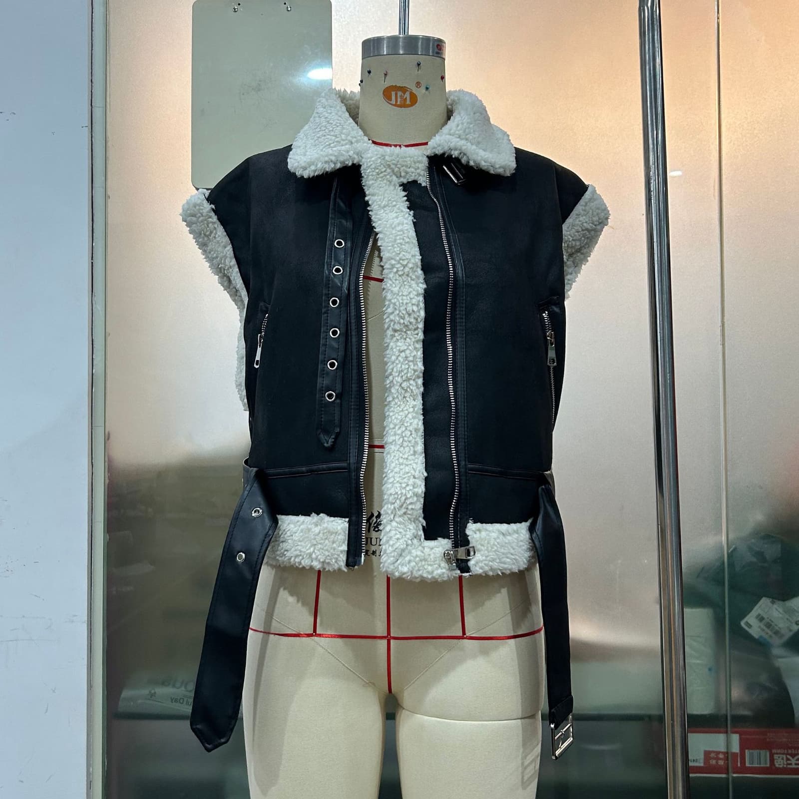 Cardigan con cremallera y detalles de piel