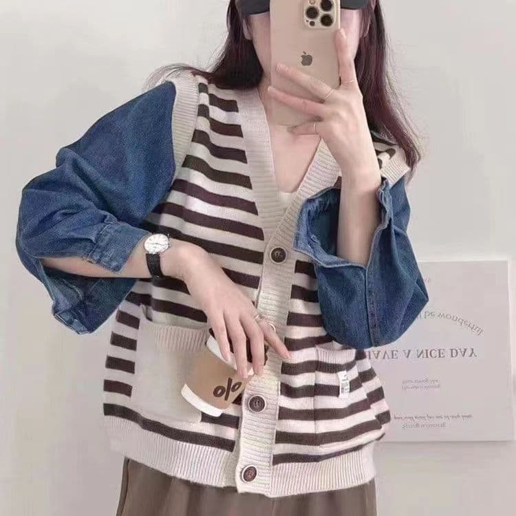Suéter tipo esmoquin con patchwork de mezclilla escote en V rayas