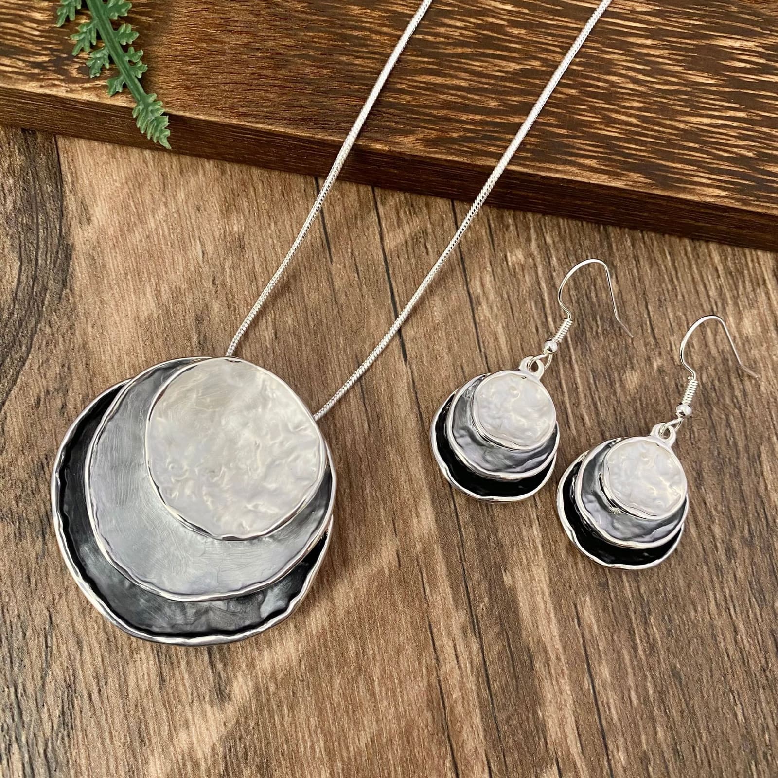 Juego de collar y aretes con colgante de anillo esmaltado