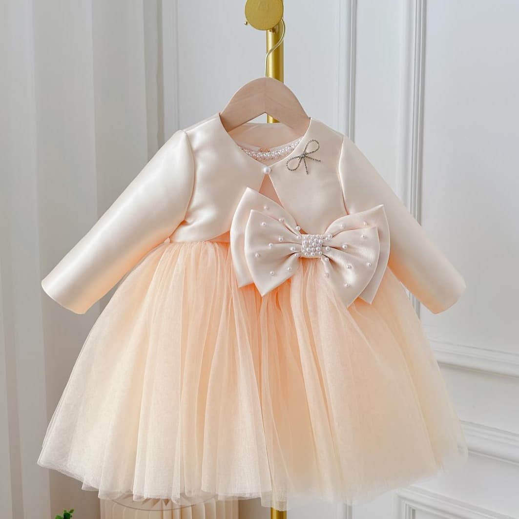 Vestido champagne de gasa con falda tutú y moño para niña