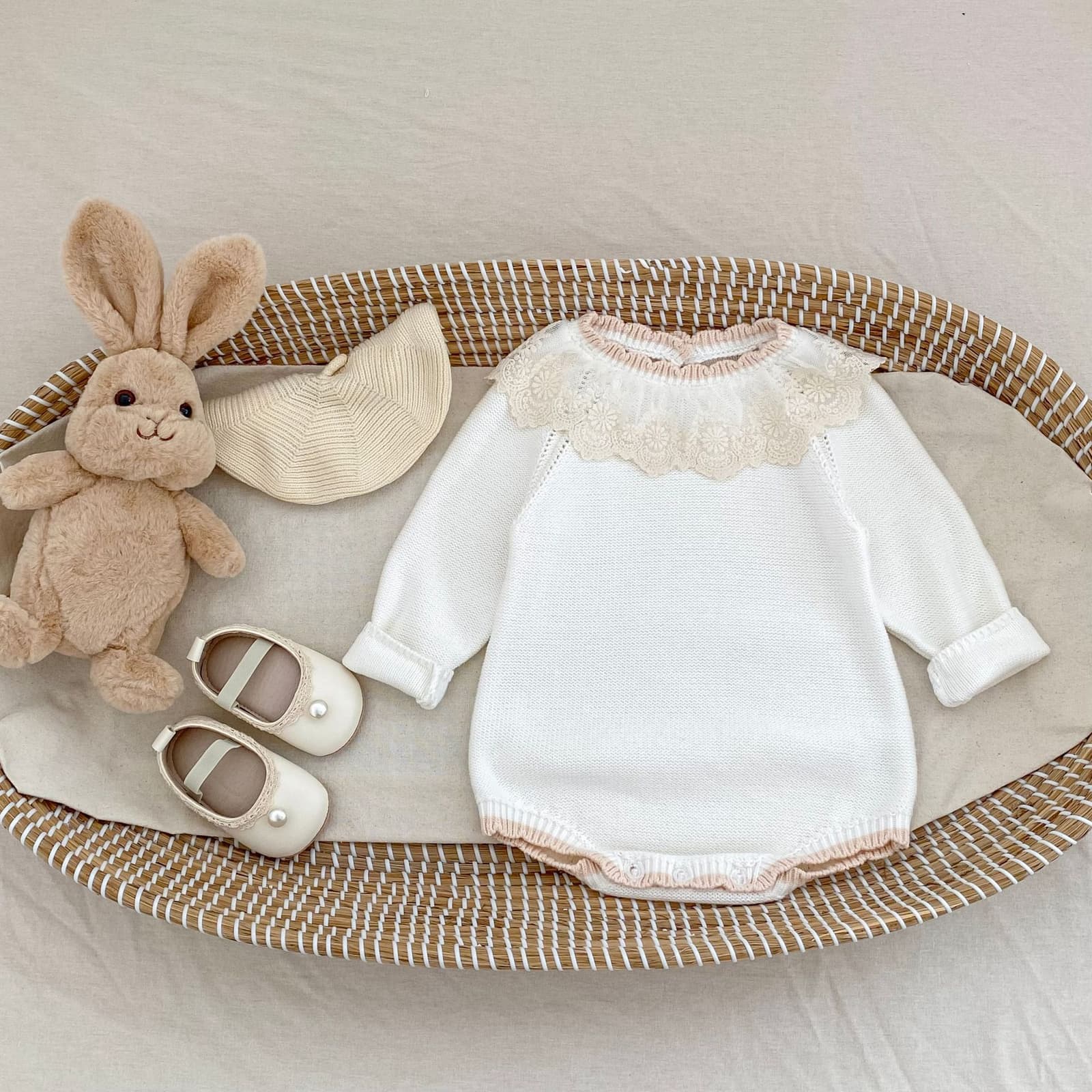 Suéter de bebé con cuello de encaje y manga larga