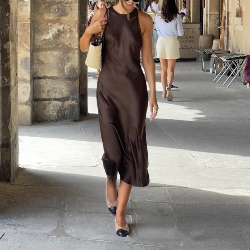 Vestido sin mangas ajustado con cuello redondo largo