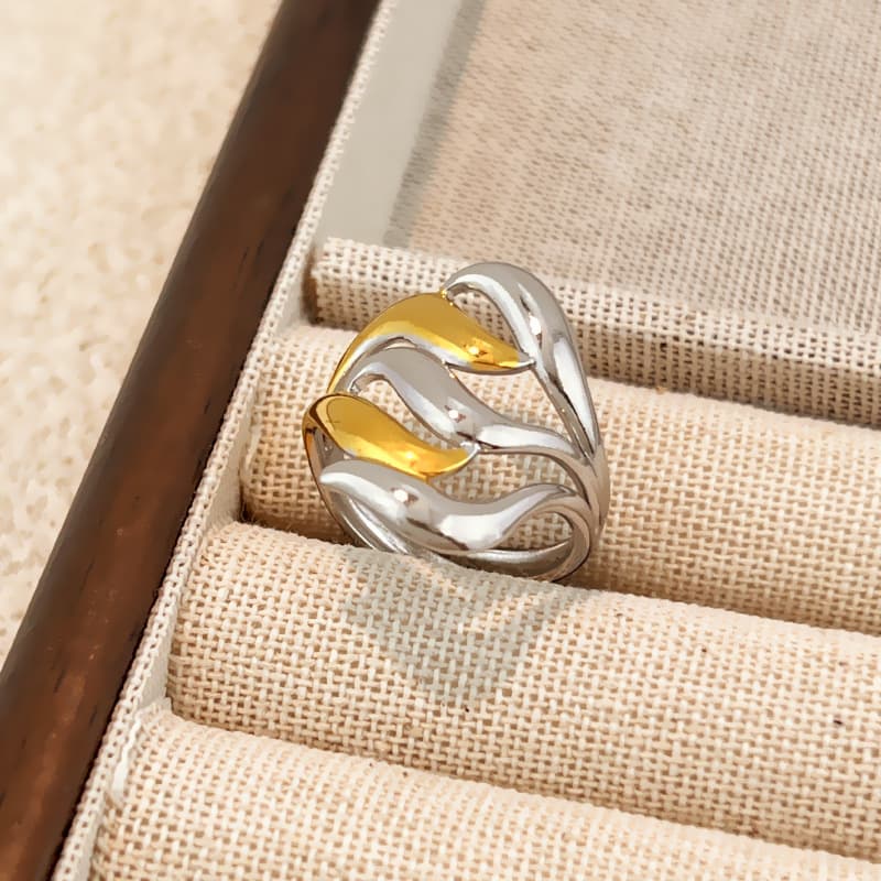 Anillo de acero con bloque de color dorado, minimalista