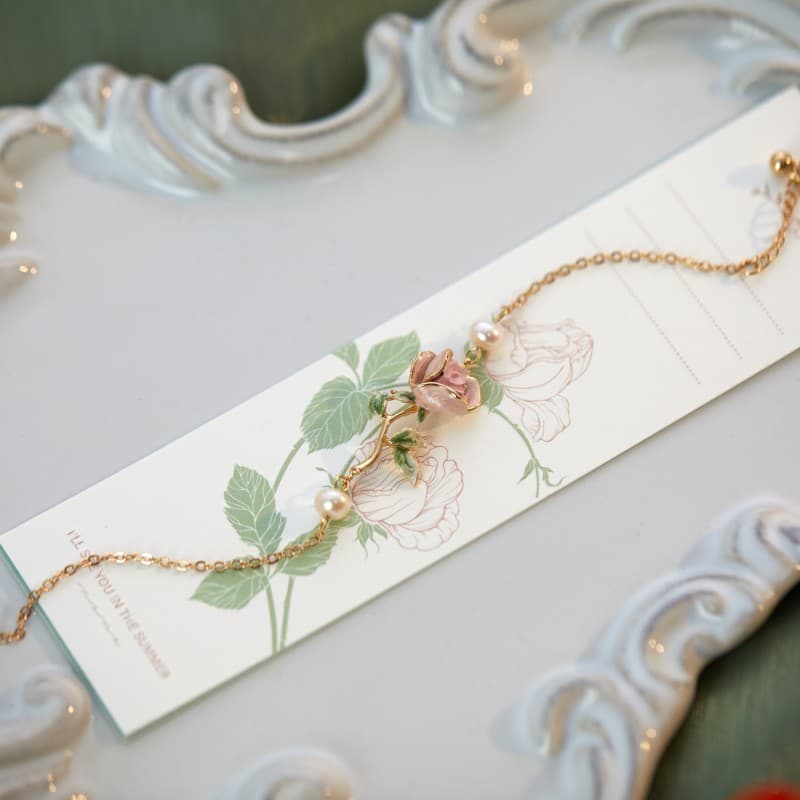 Pulsera retro dorada con diseño floral y esmalte