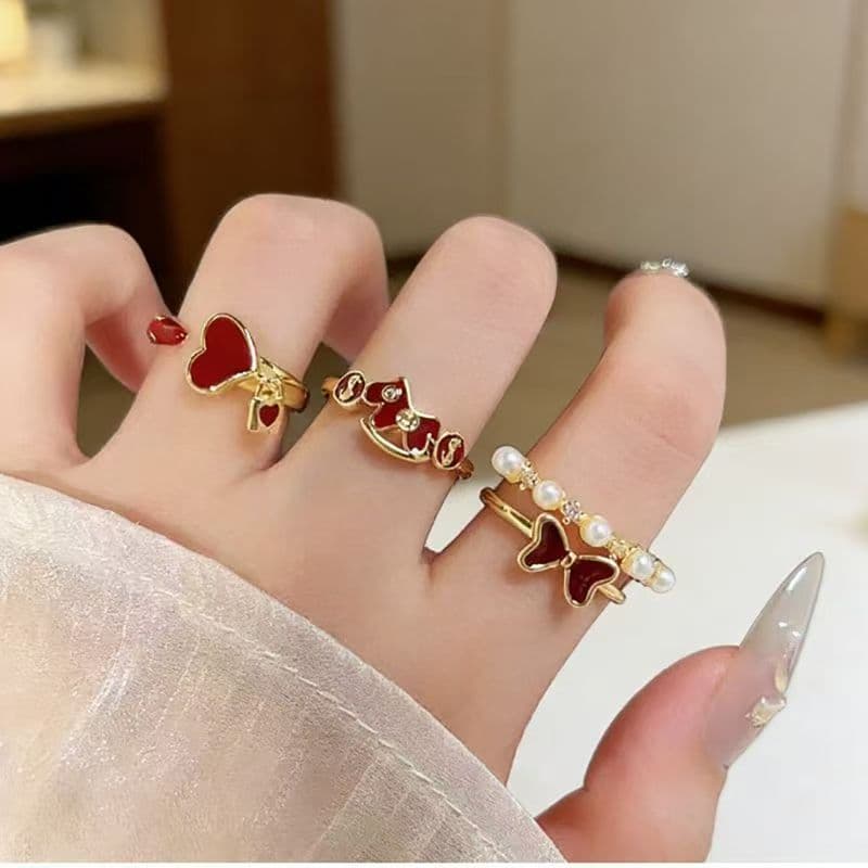 Anillo geométrico abierto con diseño de caballo