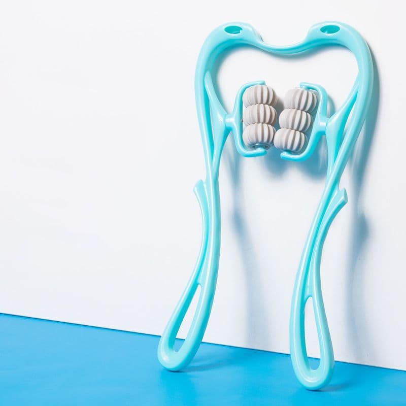 Masajeador cervical manual de seis ruedas