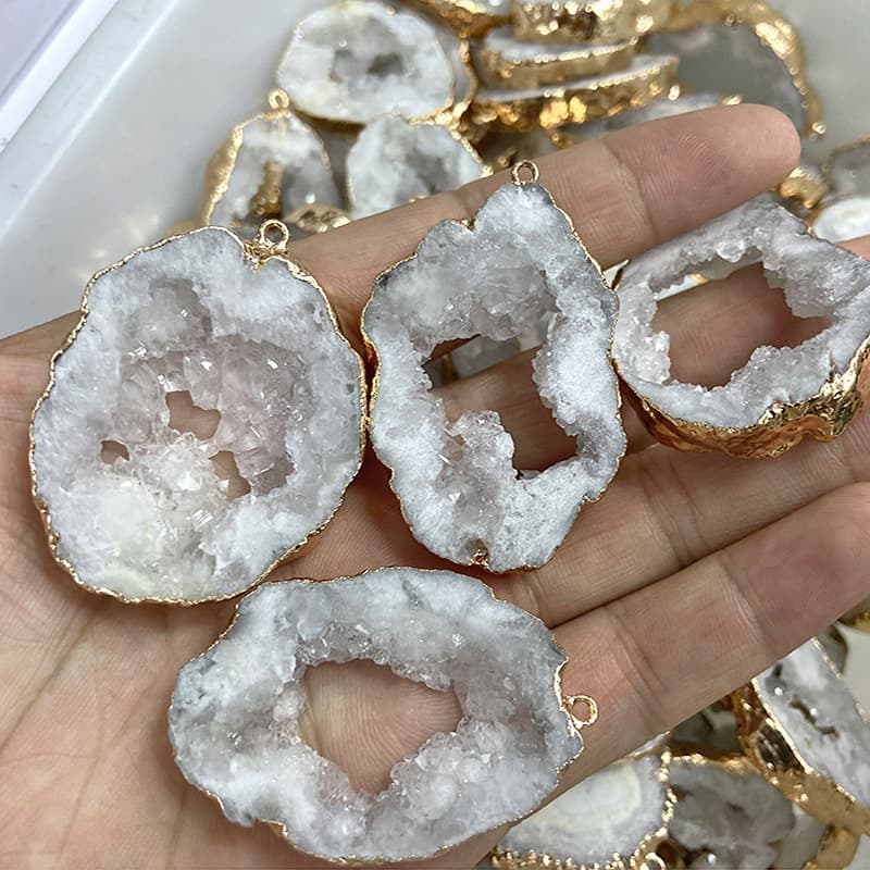 Colgante de cuarzo irregular con electroplata