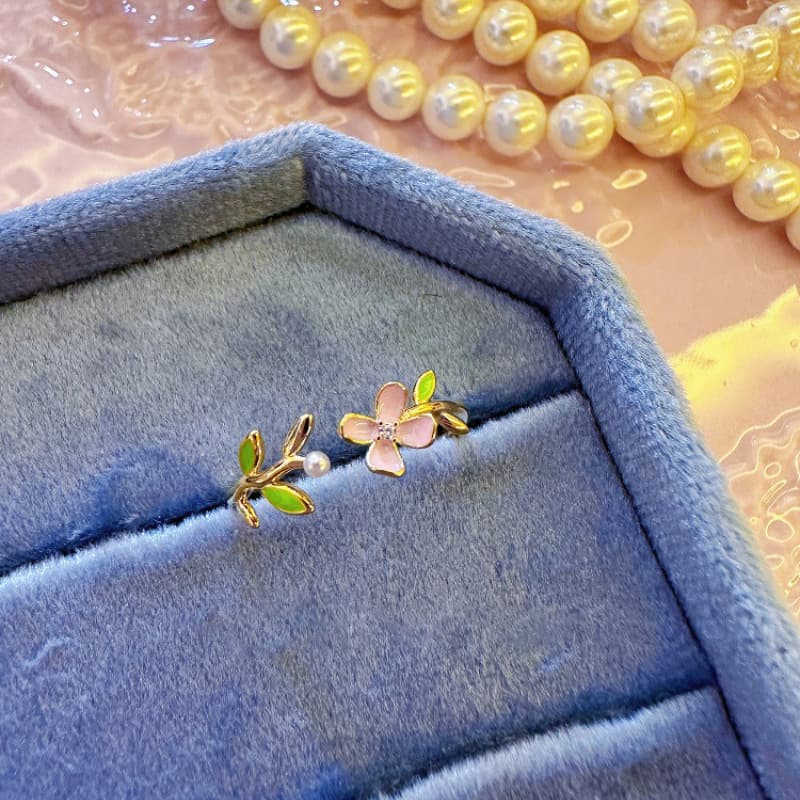 Anillo de moño con esmalte de colores