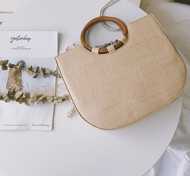 Bolso de paja con asa de madera