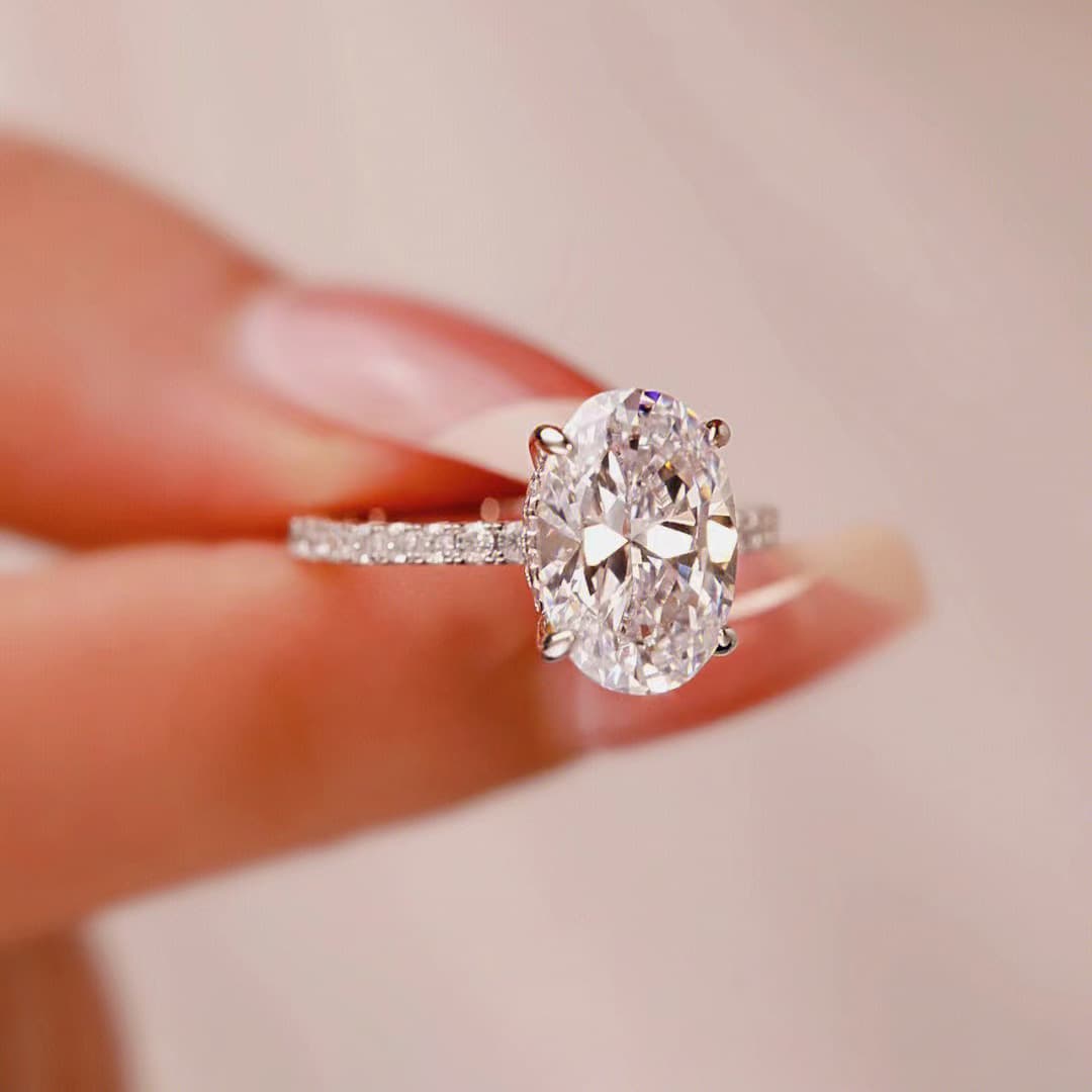 Anillo de compromiso con corte ovalado y circonita cúbica