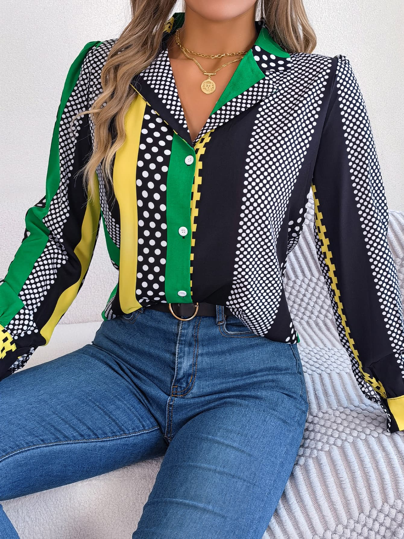 Camisa de oficina con bloques de color y lunares