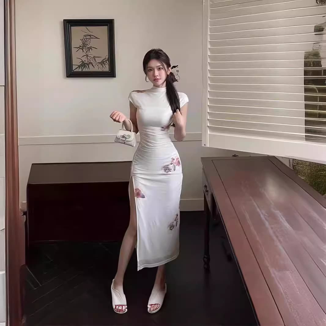 Vestido ajustado con cuello alto y detalles de malla