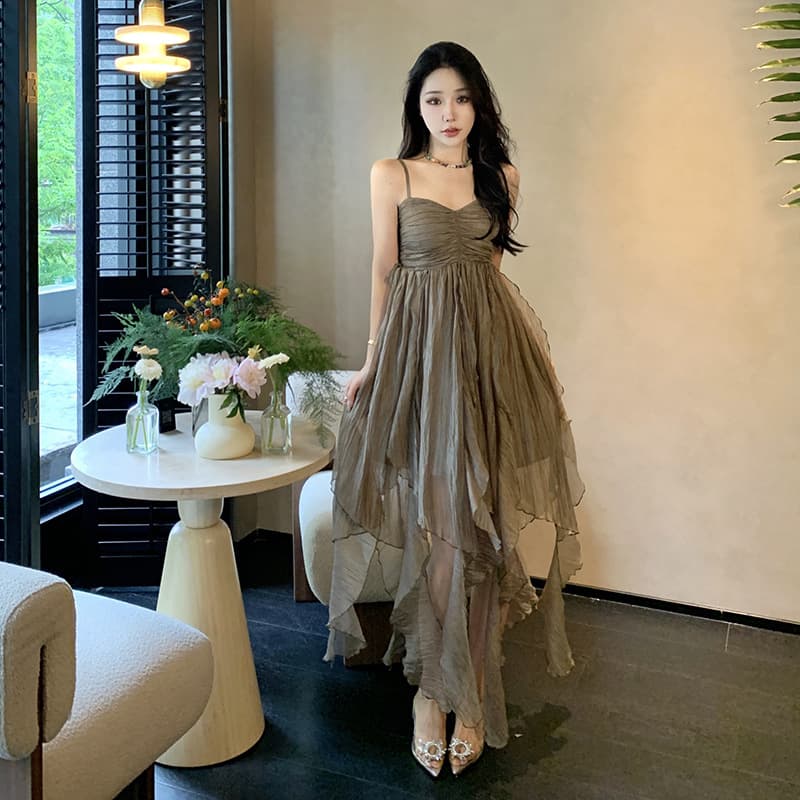 Vestido midi elegante con plisado irregular