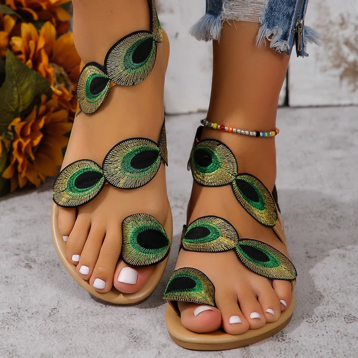 Sandalias planas con bordado de pavo real