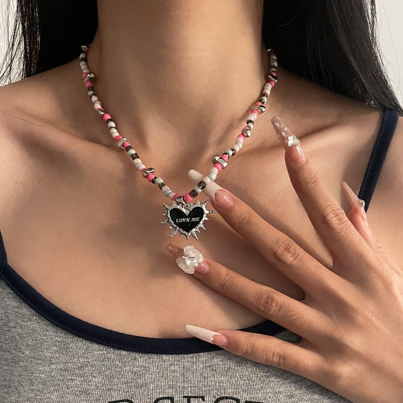 Collar de cuentas con corazón espina negro