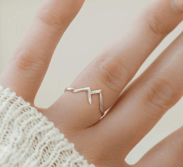Anillo de cobre con forma de montaña para mujer