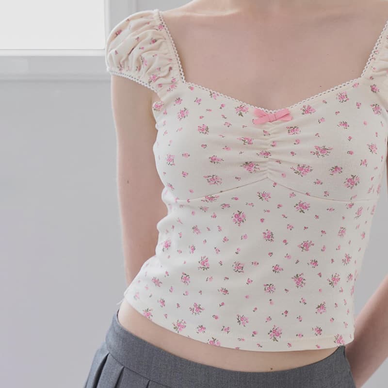Blusa entallada con flores y mangas abullonadas