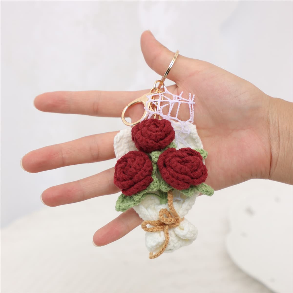 Llavero de flores tejidas a crochet, diseño artesanal