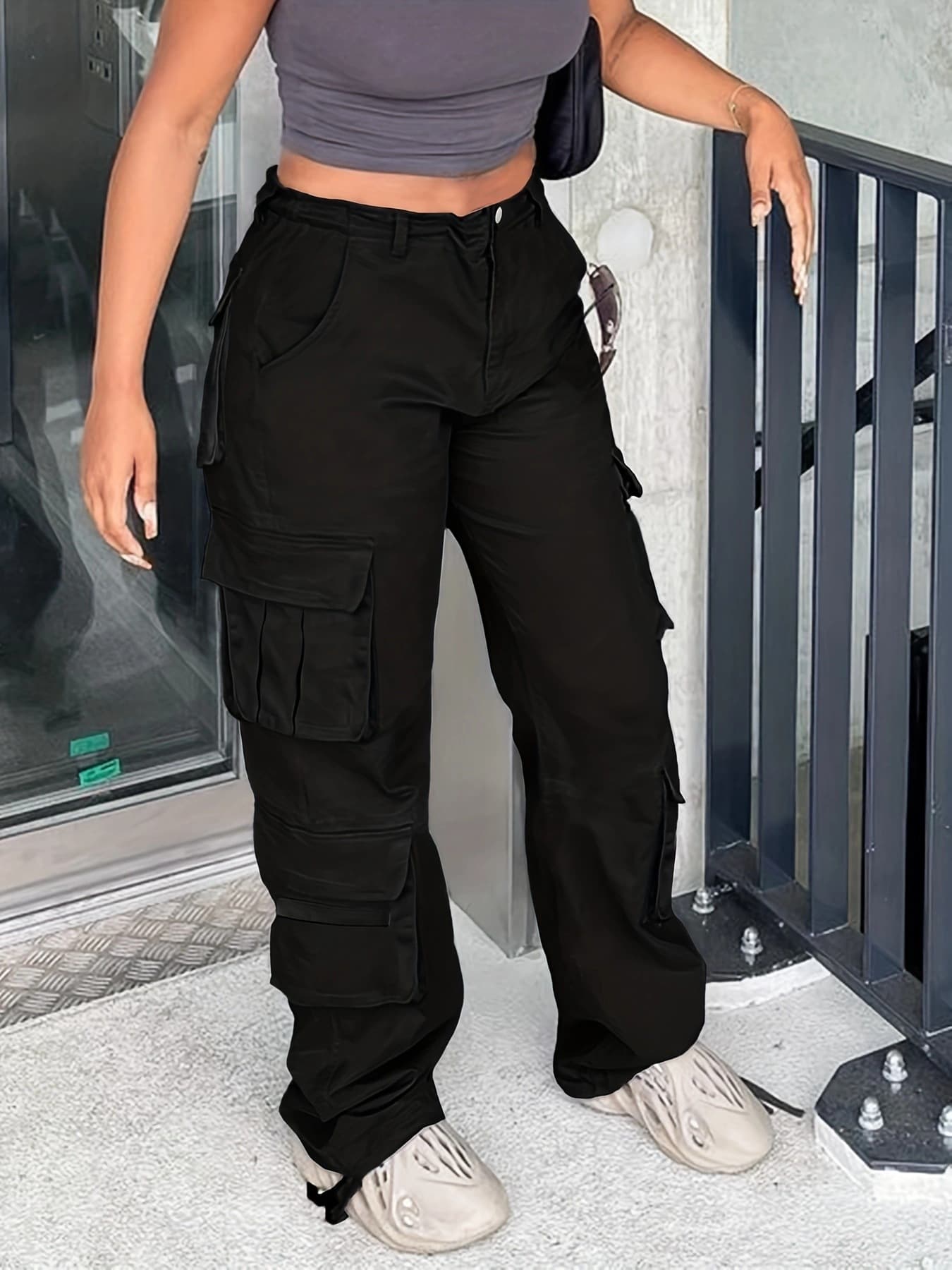 Pantalón cargo suelto con múltiples bolsillos