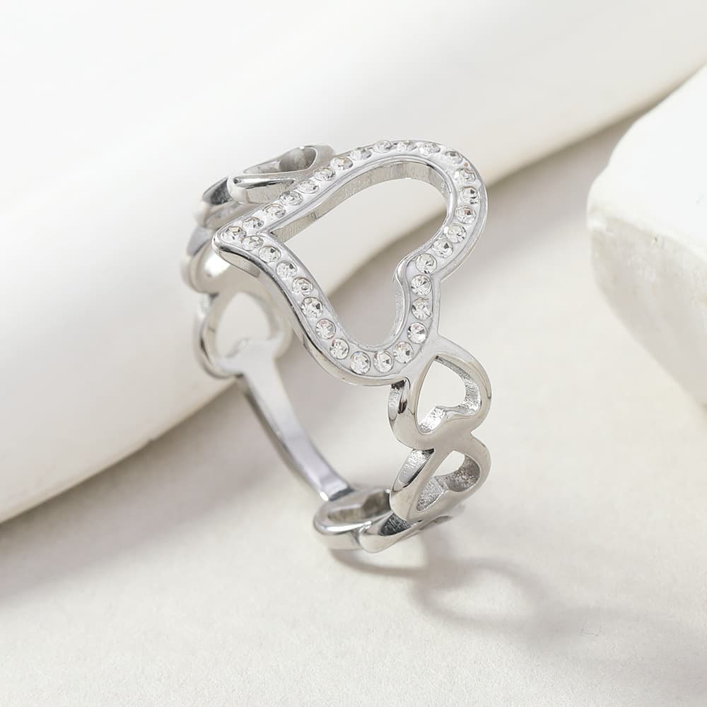 Anillo de acero inoxidable hueco con forma de corazón
