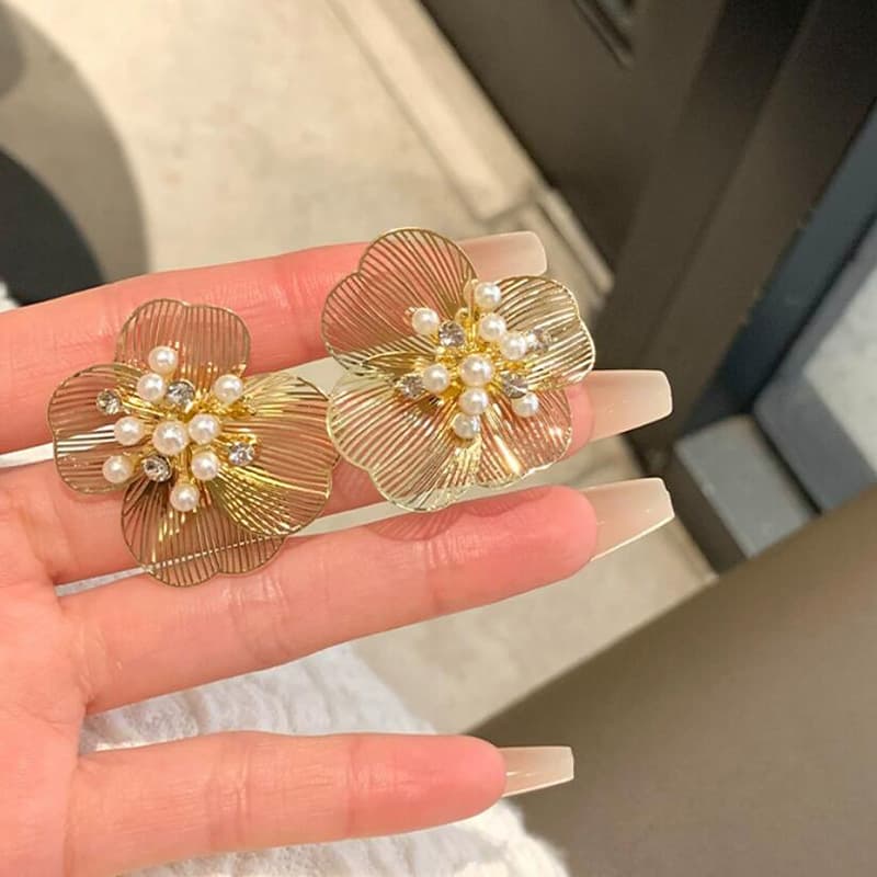 Aretes de flor con perla y circonita