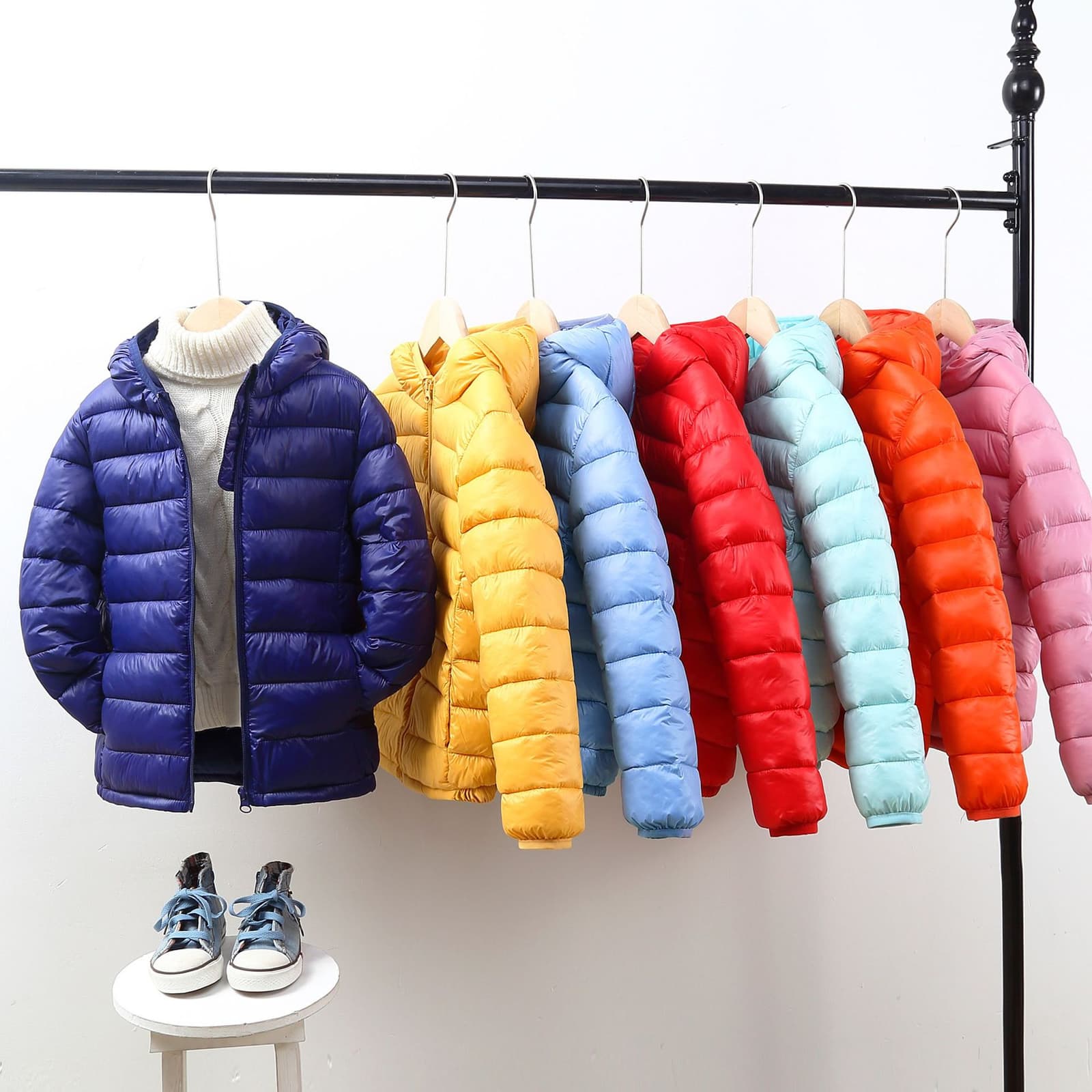 Abrigo acolchado infantil para invierno con capucha