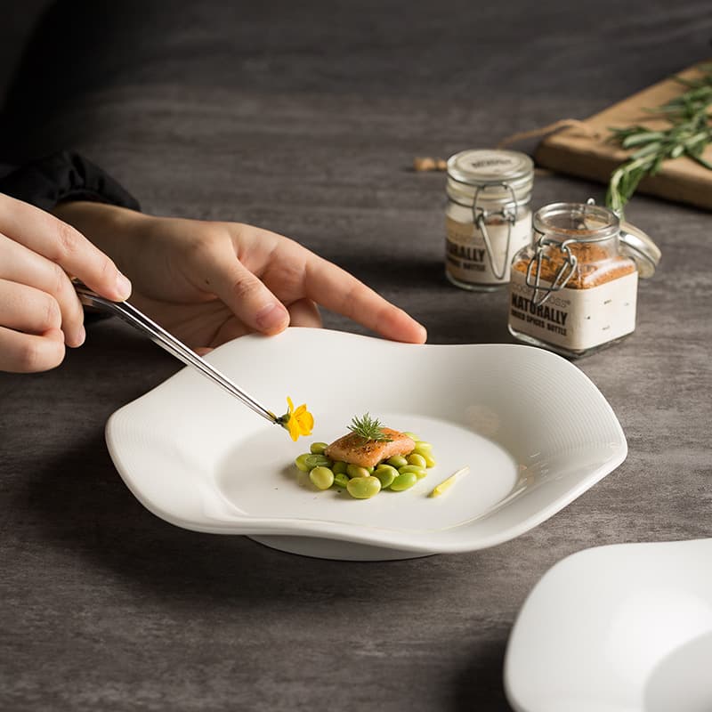 Plato de porcelana blanco con patrón dorado