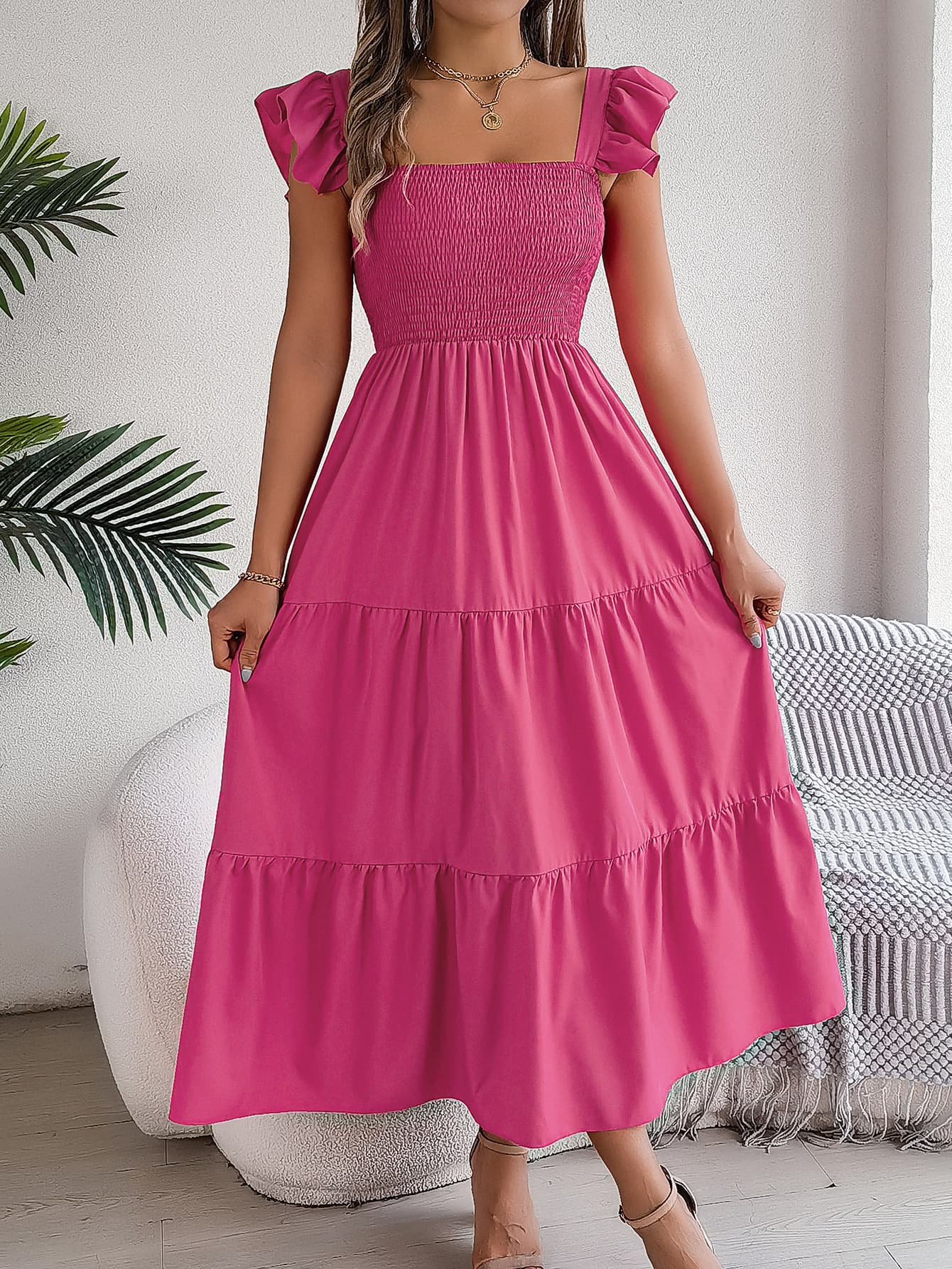 Vestido de verano sin mangas con pliegues y capas