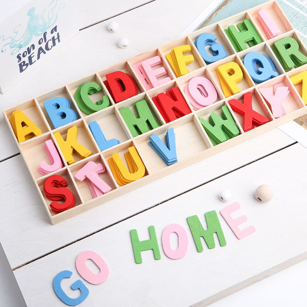 Bloques madera con letras y figuras decorativas