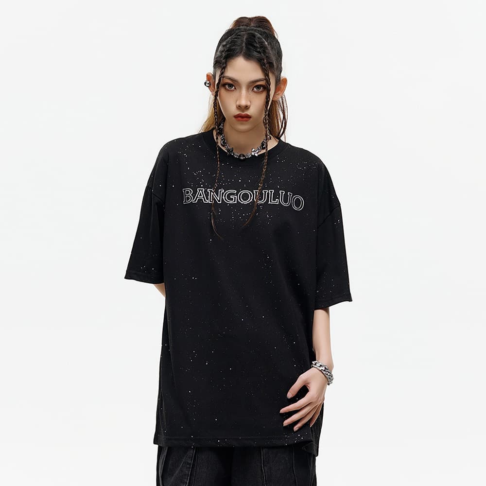 Camiseta hombre estampado con letras y cielo estrellado