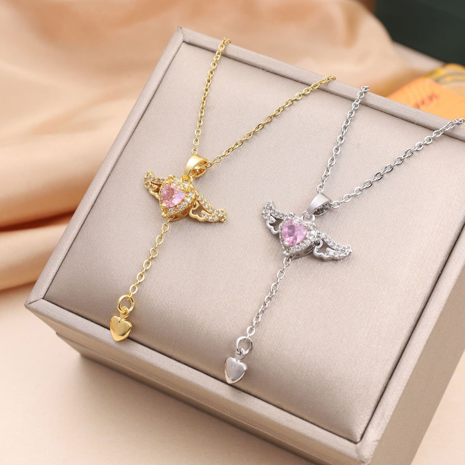 Collar cristal corazón de cupido con alas de ángel
