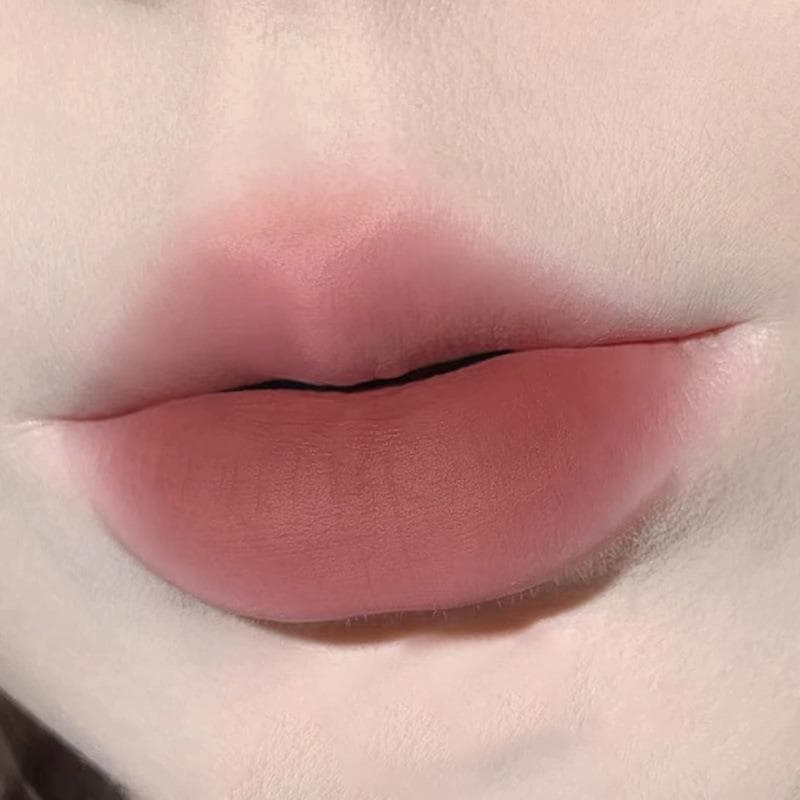 Brillo labial mate con acabado efecto niebla