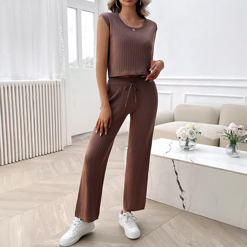 Conjunto de top y pantalones ajustados de lana sin mangas