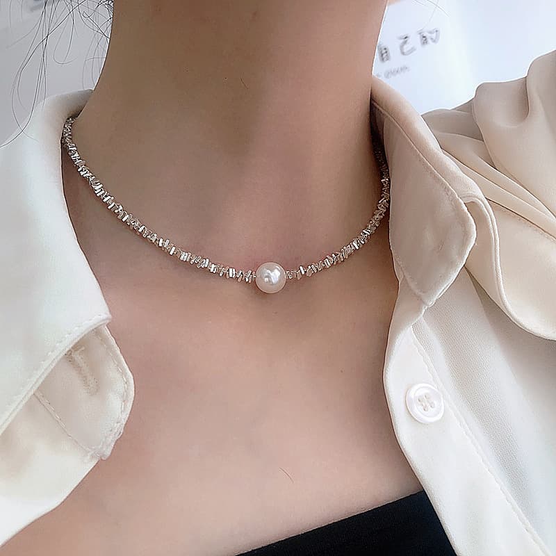 Collar de perlas corto plateado para mujer