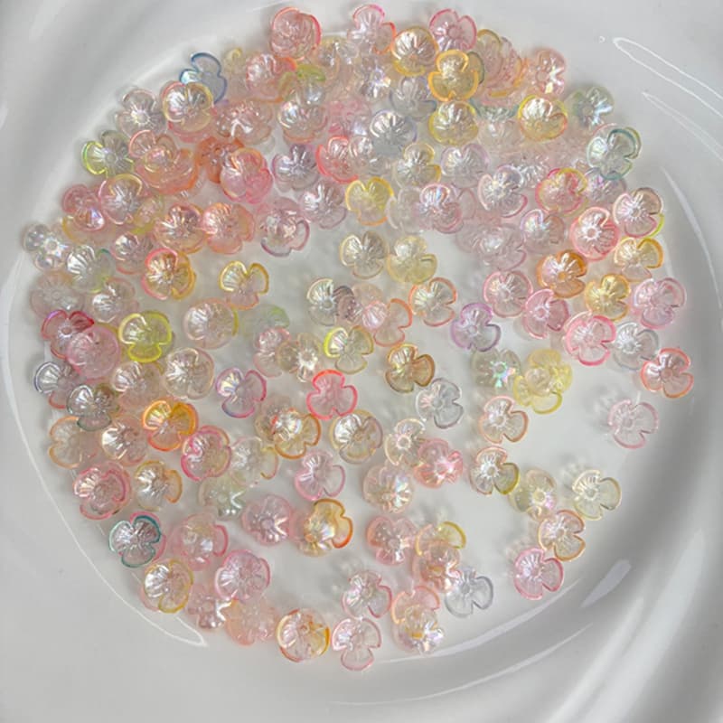 Cuentas de flor luminosa de tres pétalos con brillo iridiscente