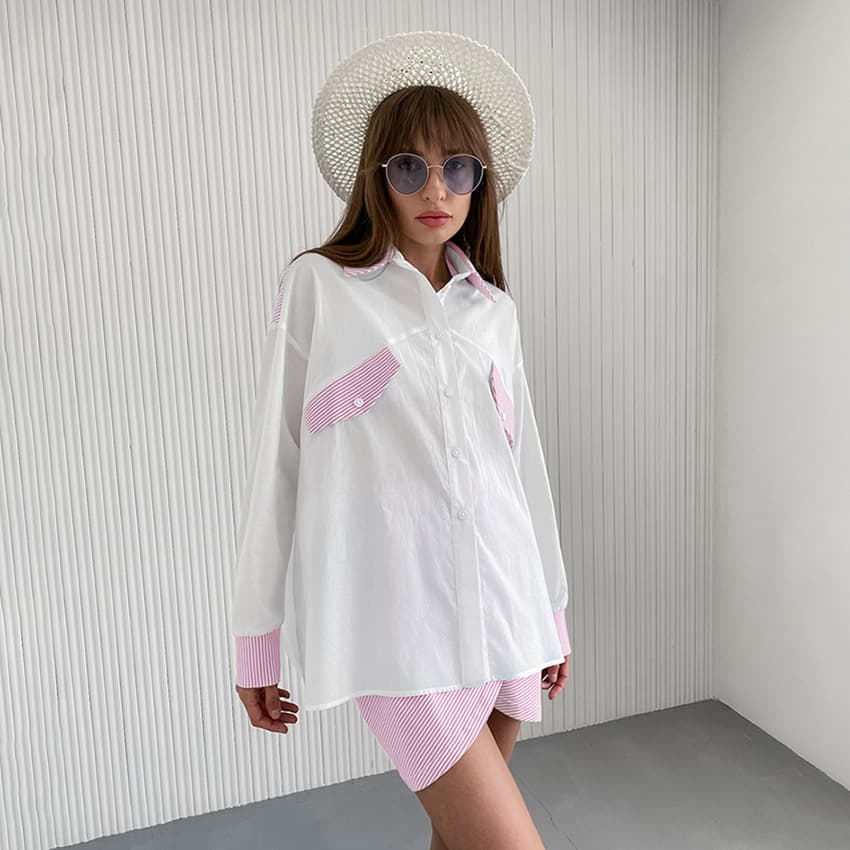 Blusa rayada azul y blanco con shorts, corte holgado